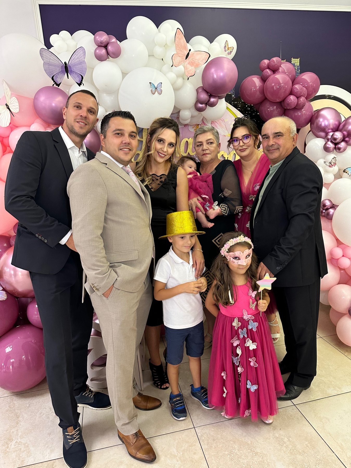 Familie fotografiată la Cabina Foto Deva